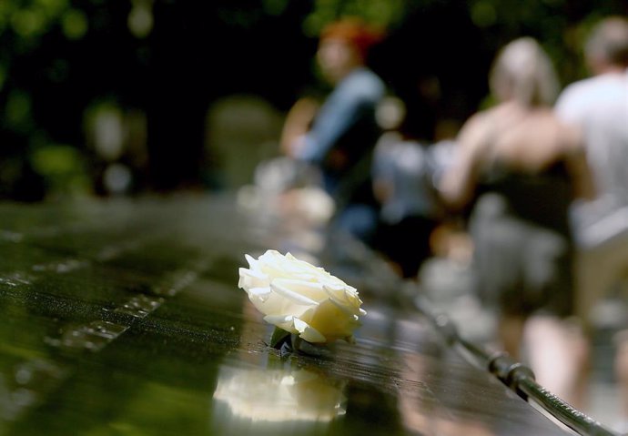 Una flor en el monumento a las víctimas de los atentados del 11 de septiembre de 2001 en Nueva York