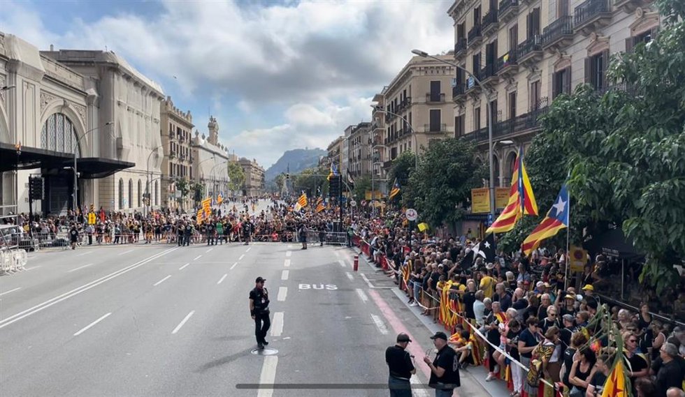 Centenares de personas se congregan cerca del escenario de la ANC en la Estació de Frana por la Diada.