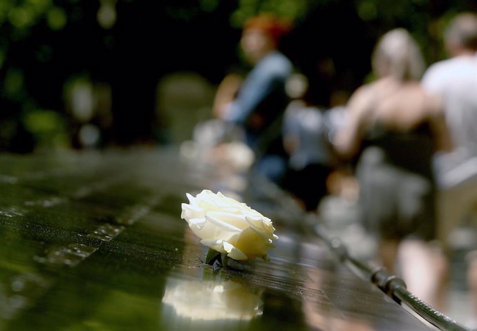 Una flor en el monument a les víctimes dels atemptats de el 11 de setembre de 2001 a Nova York