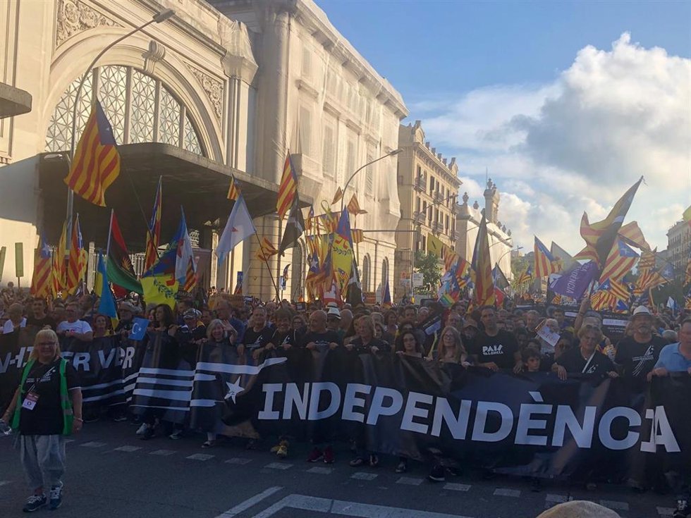 La cabecera de la manifestación de la ANC llega al final del recorrido en la Estació de Frana