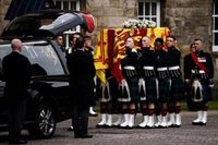 El féretro de Isabel II llega al Palacio de Holyrood de Edimburgo