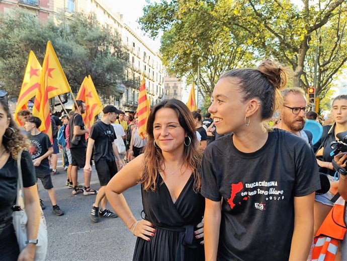 Maria Sirvent (CUP) i Marta Daviu (Sepc) en la manifestació de l'Esquerra Independentista durant la Diada 2022 a Barcelona