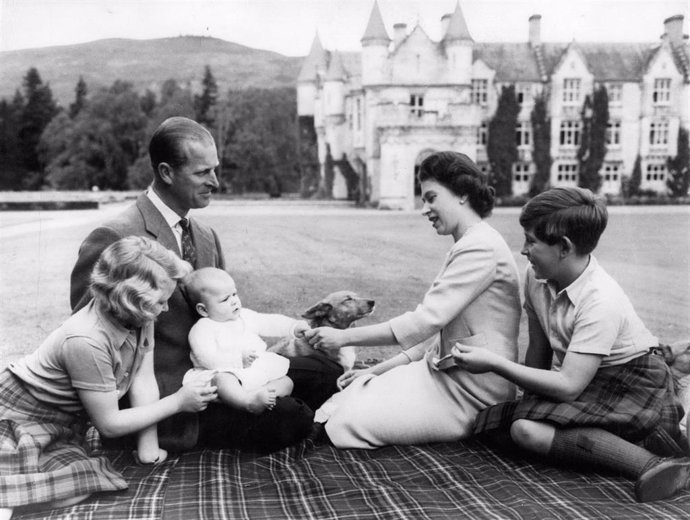 La reina Isabel II junto a su marido, el duque de Edimburgo, y sus hijos Carlos, Ana y Andrés en el Castillo de Balmoral de Escocia junto a un perro corgis