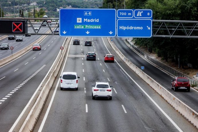 Varios vehículos circulan por la autovía A-6 durante el primer día de la Operación Retorno del verano, a 26 de agosto de 2022, en Madrid (España). 