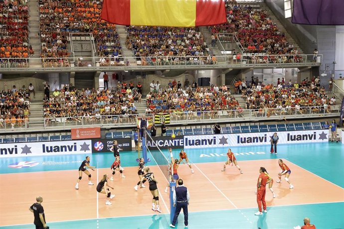 Triunfo de la selección española femenina ante Dinamarca en Alicante, con 4.300 espectadores, record de asistencia a un encuentro de la selección femenina.