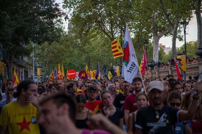 Unes 1.500 persones participen en la manifestació de l'Esquerra Independentista a Barcelona per la Diada.