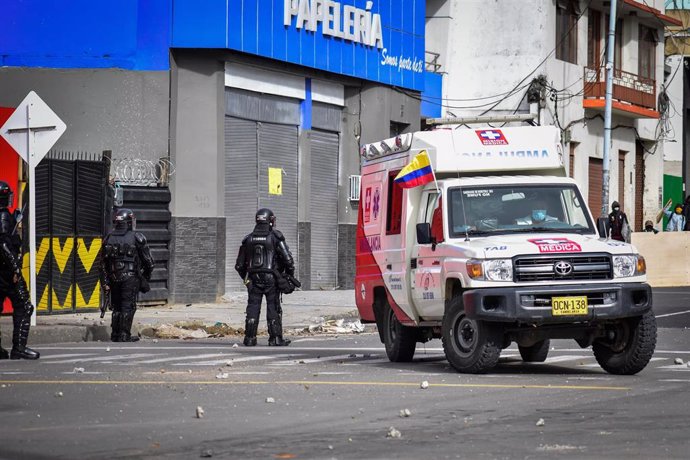 Archivo - Una ambulancia y agentes de la Policía en Colombia