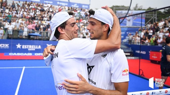 Juan Lebrón y Alejandro Galán celebran el título en el Cascais Open 2022.