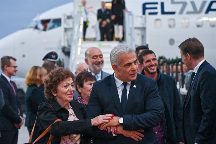 El primer ministro de Israel, Yair Lapid, llega al Aeropuerto de Brandenburgo con supervivientes del Holocausto, Berlín , Alemania