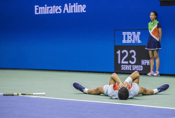 09 September 2022, US, Flushing Meadows: Spanish tennis player Carlos Alcaraz celebrates after defeating USA's Frances Tiafoe during their Men's singles semifinals of the US Open tennis tournament at Arthur Ashe Stadium. Photo: Javier Rojas/Prensa Inter