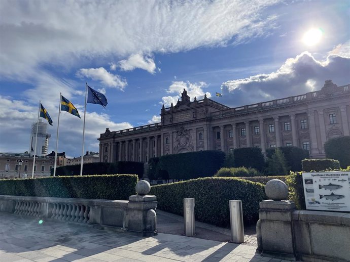 Banderas de Suecia frente a la sede del Parlamento sueco