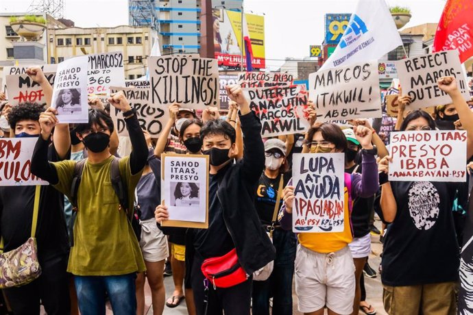 Archivo - Activistas y defensores de Derechos Humanos portan pancartas contra el presidente Ferdinand 'Bongbong' Marcos Jr. En Manila, Filipinas.