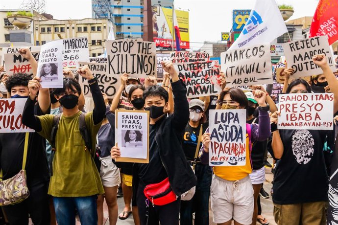 Archivo - Activistas y defensores de Derechos Humanos portan pancartas contra el presidente Ferdinand 'Bongbong' Marcos Jr. En Manila, Filipinas.