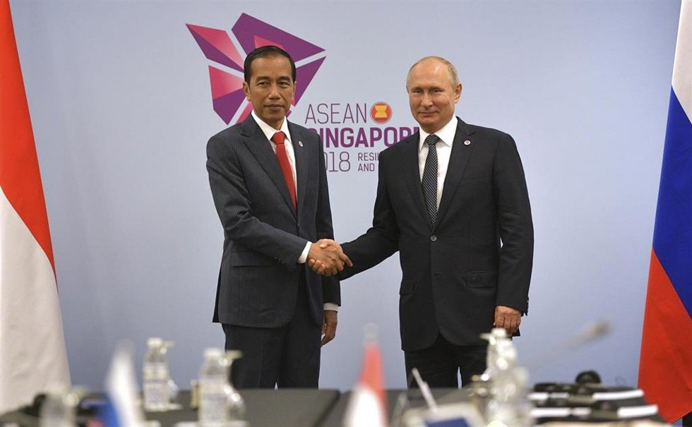 Imagen de archivo del presidente de Indonesia, Joko Widodo, y su homólogo ruso, Vladimir Putin