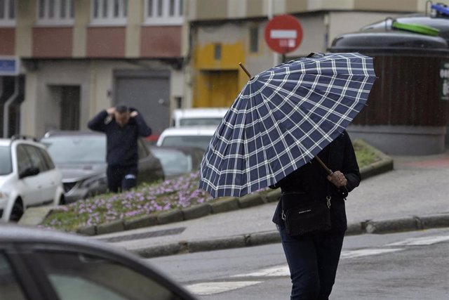 Archivo - Una persona con paraguas camina por el centro de La Coruña,