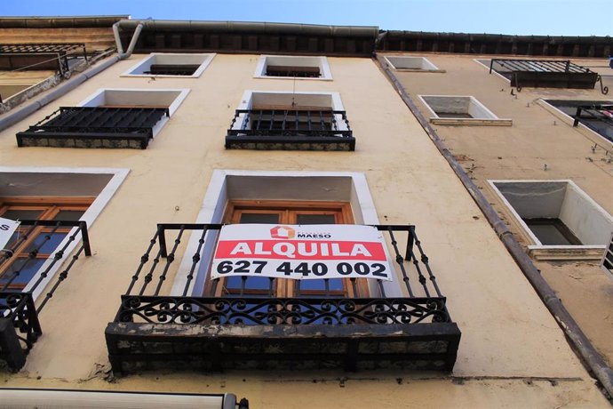 Archivo - Vivienda, con el cartel de se alquila, en un edificio de la ciudad de Toledo