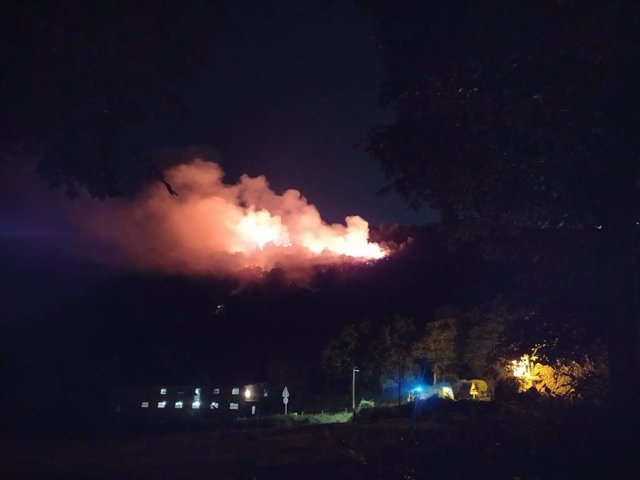 Efectivos de emergencias trabajan para sofocar un incendio de matorral y arbolado en Azárrulla (Ezcaray)/ El fuego se encuentra en una zona cercana a las casas de la aldea