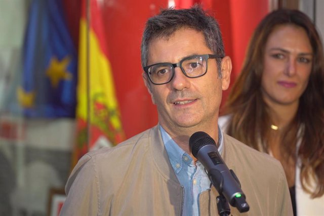 El ministro de Presidencia, Félix Bolaños, interviene durante una reunión en la sede de la agrupación con militantes y simpatizantes en plaza La Plazuela, a 8 de septiembre de 2022, en Alberite, La Rioja.