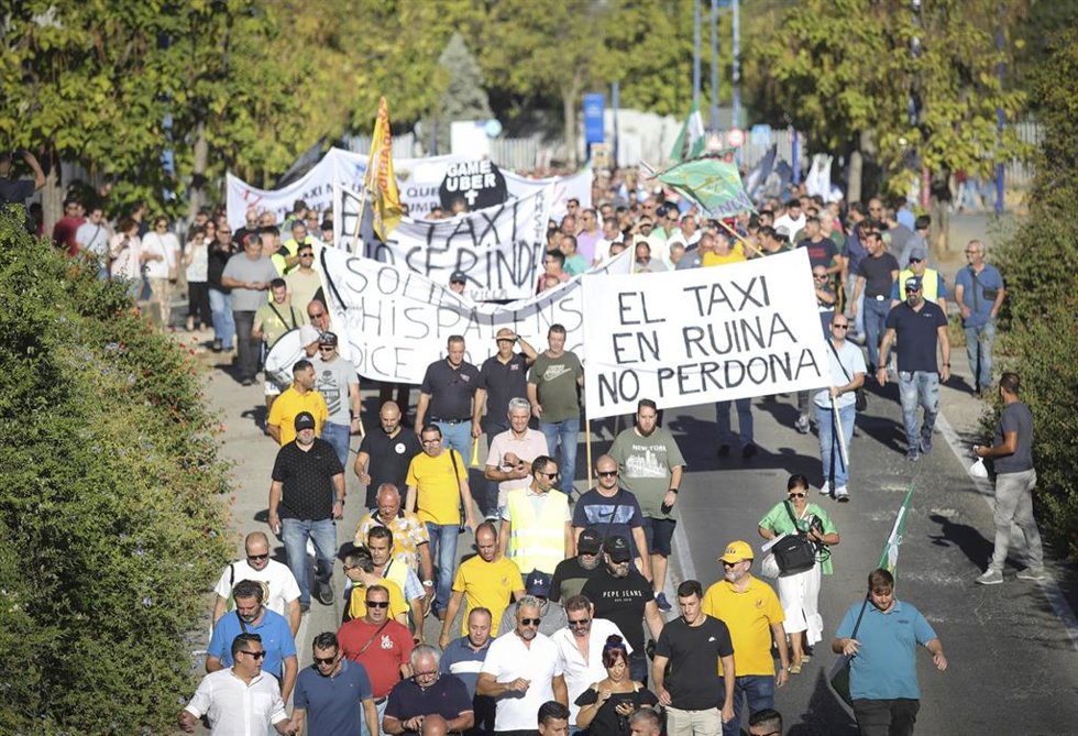 Protesta del sector del taxi en Sevilla por el decreto ley que impulsa la Junta para regular los VTC.