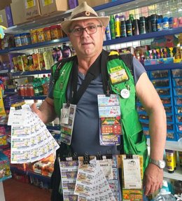 José Manuel Cortés, vendedor de la ONCE desde 2012 vende en Marbella un cupón premiado con un Sueldazo de 2.000 euros al mes durante diez años