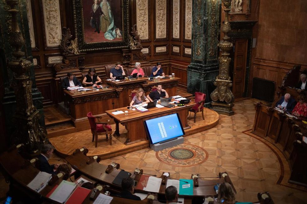 Archivo - La alcaldesa de Barcelona, Ada Colau, preside una sesión plenaria en el Ayuntamiento de Barcelona, a 22 de julio de 2022, en Barcelona, Catalunya (España).