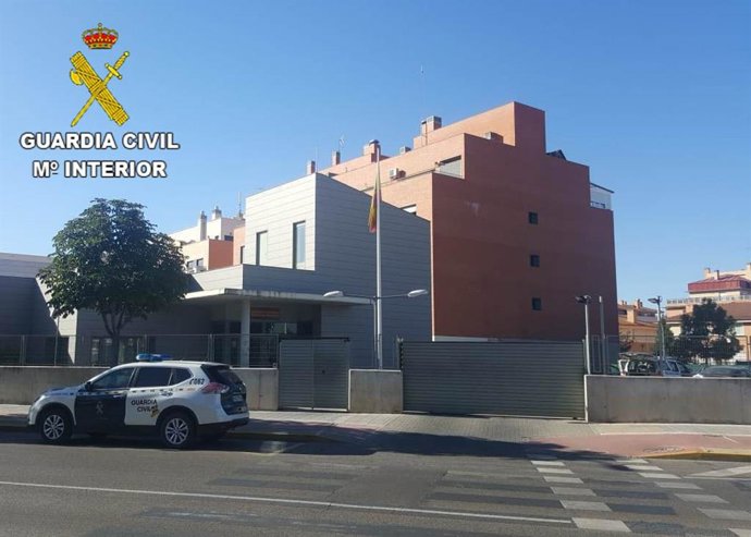 Archivo - Sucesos.- Detenido en Azuqueca al ser sorprendido fracturando el cristal de un vehículo estacionado en la calle