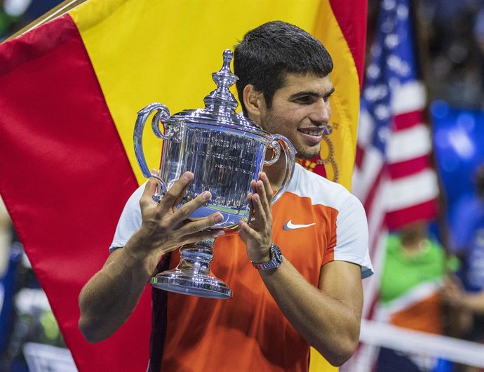 11 September 2022, US, Flushing Meadows: Spanish tennis player Carlos Alcaraz poses with his Championship Trophy after defeating Norway's Casper Ruud during their Men's singles Finals of the US Open tennis tournament at USTA Billie Jean King National Te
