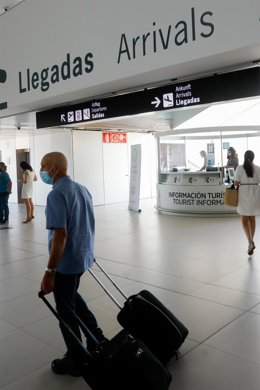 Archivo - Pasajeros en el Aeropuerto Internacional de la Región de Murcia (AIRM)