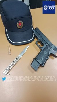 Denunciado un individuo en la Feria de Murcia por llevar una pistola simulada y una navaja mariposa