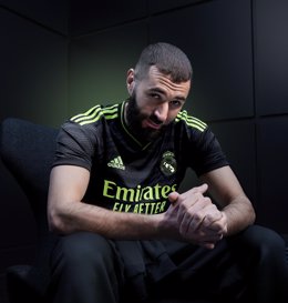 El delantero francés del Real Madrid Karim Benzema con la tercera equipación del equipo blanco para la temporada 2022-23.