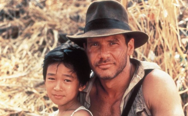 Harrison Ford y Ke Huy Quan durante el rodaje de Indiana Jones y el templo maldito