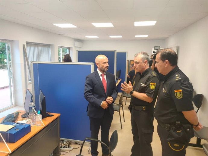 El subdelegado del Gobierno, Javier Salas, junto al comisario Jefe Provincial de Operaciones, Roberto Rodríguez, visita las instalaciones de la Comisaría del Cuerpo Nacional de Policía de El Palo