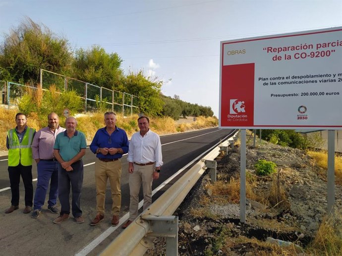El delegado de Medio Natural y Carreteras de la Diputación de Córdoba, Francisco Palomares (dcha.), en su visita a Iznájar.