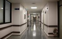 Un trabajador sufre un fuerte traumatismo al caerle en la cabeza un cuadro eléctrico en Herencia