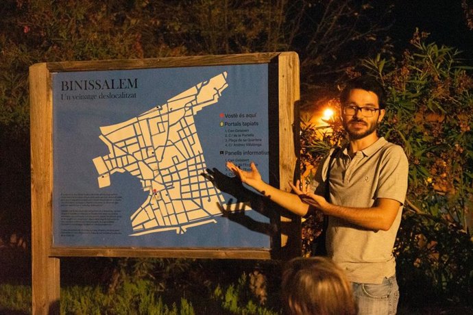 El ganador, Gabriel Llins, con la instalación urbana "Un vecindario deslocalizado".