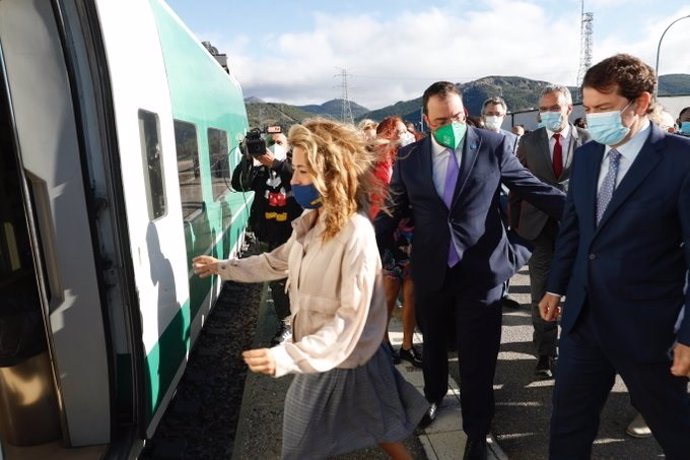 Archivo - La ministra de Transportes, Raquel Sánchez, sube al tren de alta velocidad para cruzar la variante de Pajares, en una imagen de archivo