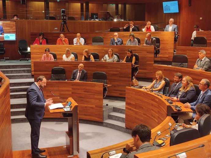 El presidente del Principado de Asturias, Adrián Barbón, en el Debate de Orientación Política General de 2022.