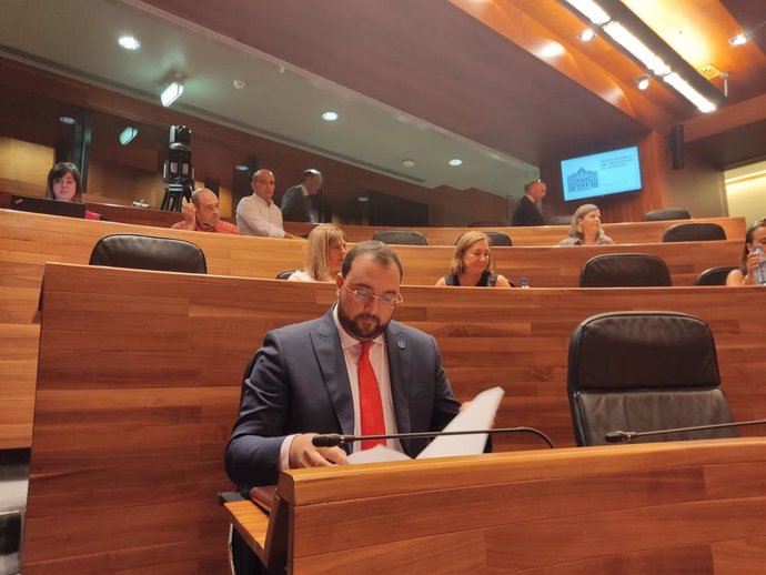 Adrián Barbón en el escaño de la Junta General.