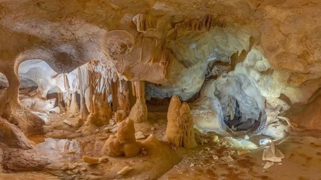 Archivo - Cueva descubierta en la zona de La Araña de Málaga capital, denominada por los vecinos Maravilla Blanca y sobre la que reclaman medidas de protección