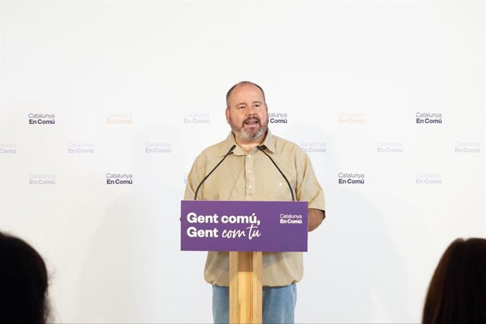 El portavoz de los comuns y diputado en el Congreso, Joan Mena, en rueda de prensa
