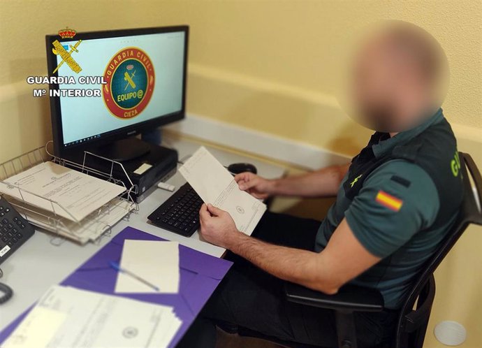 Un agente de la Guardia Civil, durante la investigación