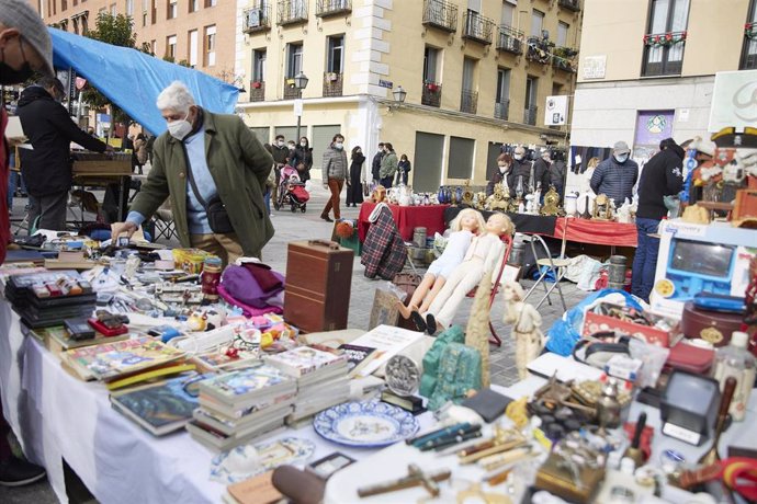 Archivo - Un vendedor en su puesto de segunda mano en El Rastro de Madrid.
