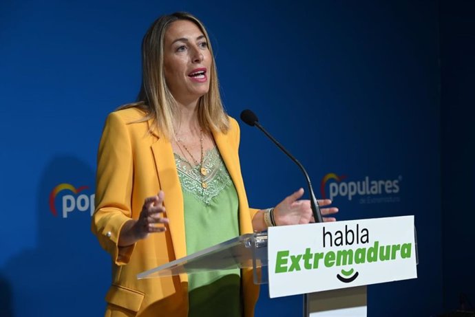 La presidenta del PP de Extremadura, María Guardiola, en rueda de prensa