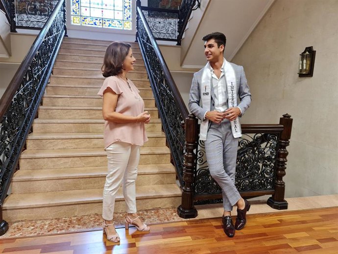 La alcaldesa de Teruel recibe al Mister RNB España Internacional,  Borxa Ramo