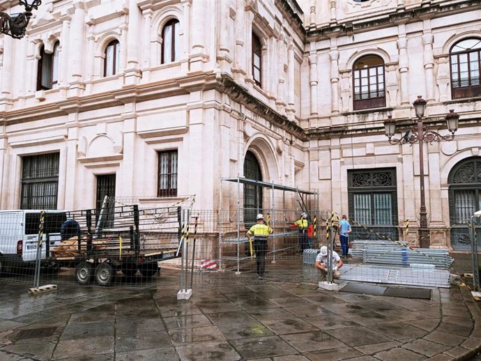 Montaje de andamios para la rehabilitación de la fachada del Ayuntamiento que da a la calle Granada.