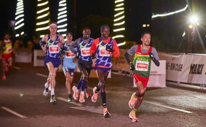 Archivo - Varios corredores participan en la categoría Élite Masculina de la carrera San Silvestre Vallecana 2020, en Madrid (España).