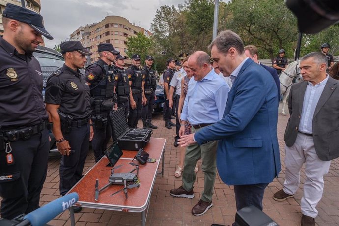 El delegado del Gobierno en C-LM, Francisco Tierraseca, y el alcalde de Albacete, Emilio Sáez, durante su visita al dispositivo de seguridad instalado en la Feria albaceteña