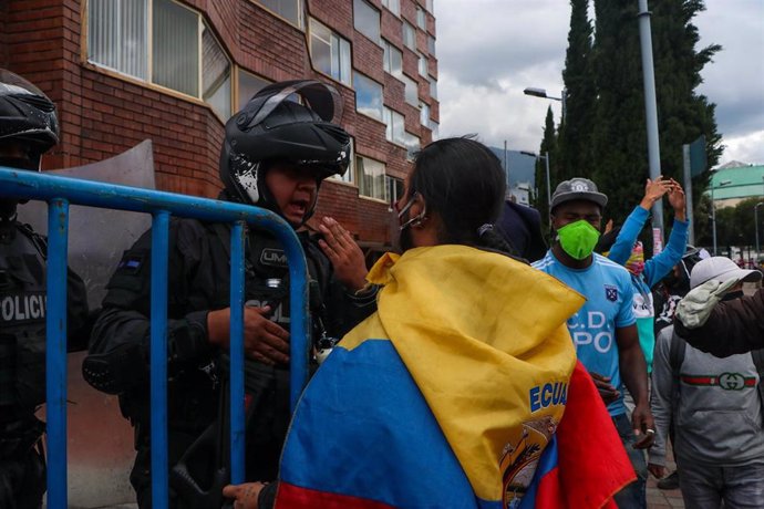 Archivo - Manifestantes y agentes de la policía durante una protesta contra la subida de precios del combustible en junio, Quito, Ecuador.