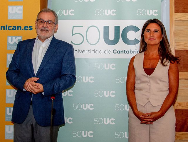 El rector de la UC, Ángel Pazos, y la secretaria, Silvia Tamayo