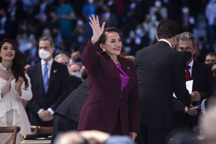 Archivo - 27 January 2022, Honduras, Tegucigalpa: Xiomara Castro (C) waves to supporters during her inauguration ceremony as the new president of Honduras. Photo: Inti Oncon/dpa